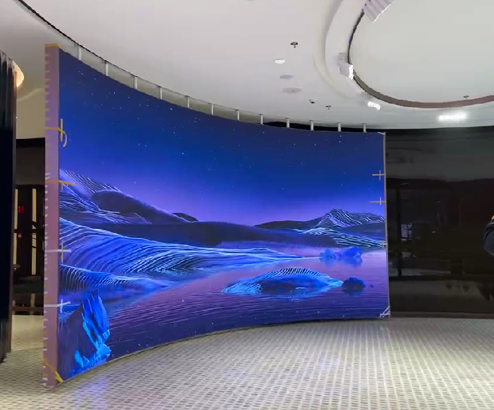 上海外滩某知名汽车展厅P1.8 弧形移动屏